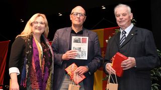 Bürgermeisterin Patricia Rebmann mit den Buchautoren Prof. Frank Engehausen und Klaus Preuß. Es fehlte bei der Buchvorstellung Joachim Stephan.