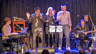 Die Hockenheim Stars verbreiten vorweihnachtliche Stimmung mit einer feinen Liedauswahl zum Thema: Max Truderung am Keyboard (v. l.), Oliver Rosenberger, Aleksa Gryniewicz und Siggi Wosnitzka (alle Gesang), Josef Zahs (Gitarre), Leon Fuchs (Schlagwerk) und Hans Grieb (Kontrabass).