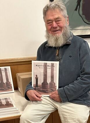 Der Speyerer Kunstmaler und Autor Manfred Weihe mit seinem Buch.