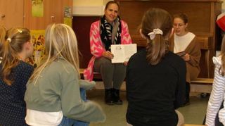 Die Kinder an der Südstadtschule lauschen den Vorleserinnen Antje Luttenberger und Nadine Tochtermann.