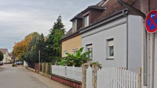 Ein absolutes Halteverbot verhindert neuerdings eine gefährliche Engstelle in der Wilhelmstraße nahe der Schule und sichert zudem eine uneingeschränkte Nutzung des schmalen Gehweges. Die Liberalen sprechen sich nun für eine Einbahnstraßenlösung in der Wilhelmstraße aus.
