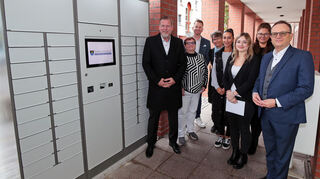 OB Marcus Zeitler (v.l.) Doris Trautmann, Christian Schleyer, Beate Kneis, Makbule Sarar, Susanne Miezal, Jessica Mensch und Thomas Jakob-Lichtenberg sind stolz auf das neue Ausgabeterminal am Rathaus.