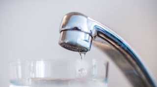 Das Trinkwasser in vielen Mietshäusern (Symbolbild) im Rhein-Neckar-Kreis ist offenbar mit einer Chemikalie belastet.