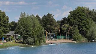 Auf einen normalen Badebetrieb, ohne Öl und Regen, dafür mit jeder Menge Sonne, wie auf dem Bild aus der Saison 2021, hofft man beim Zweckverband Lußheim. Und auch die Erhöhung der Eintrittspreise soll die Besucher nicht abschrecken.