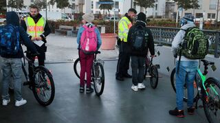 Die Polizisten Fabian Volk (v. l.) und David Engelmann führen mit weiteren Kollegen eine stationäre Verkehrskontrolle mit dem Schwerpunkt Radverkehr im Bereich der Ludwig-Grein-Straße bei den dortigen Schulen durch.