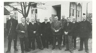 Julius Thoma, August Höfler und Josef Heisser stellen sich mit einem unbekannten Mitglieder, Georg Hähnle, Johannes Kreutz, Anton Richter, Ludwig Hillengaß, Friedrich Ottenbacher, Hans Klug, Johann Näher und Martin Ackermann 1947 für ein Gruppenfoto am Gast-hauses „Kronprinzen“ zusammen.