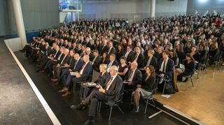 Ehrengäste, Absolventinnen und Absolventen der Rechtspflegerschule in Schwetzingen und deren Familien bei der Abschlussfeier in der Hockenheimer Stadthalle.