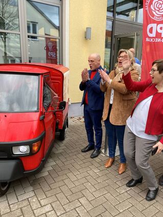 Das war der Start in Brühl. Da mussten Daniel Born, die saarländische Ministerpräsi-dentin Anke Rehlinger und Andrea Schröder-Ritzrau Starthilfe geben.