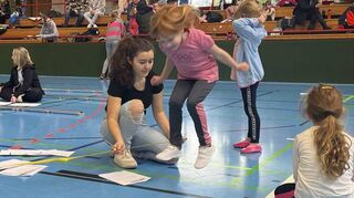 Lina (5) macht beim Standweitsprung einen großen Satz. Auch bei den übrigen Stationen zeigt sie gute Leistungen.