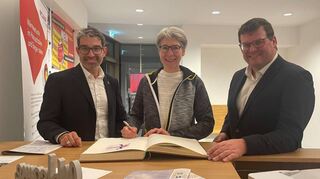 Tragen sich in das Goldene Buch der Gemeinde ein: Staatssekretär Dr. Andre Baumann (v. l.), die Staats-sekretärin Elke Zimmer und Bürgermeister Nils Drescher sind beim Fußverkehrscheck mitgelaufen.