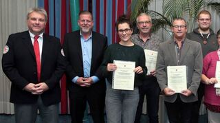 Fabrice Kühnhenrich (DRK, v. l.), OB Marcus Zeitler, Eva-Maria Ciuman, Eddy Erb, Michael Schuppel, Benno Lerch, Annette Knigge, Hans-Peter Bohr, Kathrin Lauck, Alexander Stephan, Ursula Marquetant (DRK) und Tobias Keller bei der Ehrung,