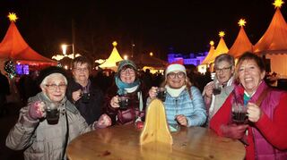 Elke (v.l.) und Gerda aus Altrip sowie Irene, Sabine, Angelika und Ruth aus Heddesheim genießen ihren ersten Glühwein.