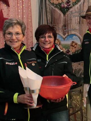 Heike Meyer (v. l.), Silvia Hofstetter und Diethelm Meyer am Stand von Karlshuld.