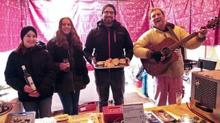 Gut gelaunt: Marina Hermann (v.l.), Stefan Rottenkolber, Simone Heinrich und Manfred Fritsch aus Schrobenhausen haben sogar Musik im Angebot.