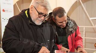 Luigi Catana (v. l.) und Fabrizio Gentili aus dem italienischen Spoleto bei der Arbeit an ihrem Stand.