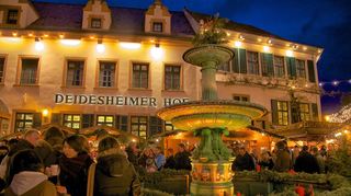Vorfreude aufs Fest: Weihnachtsflair rund um den bekannten „Deidesheimer Hof“.