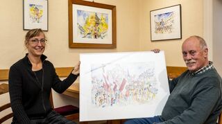 Künstler Johannes Doerr (r.) unterhält sich mit Kustodin Mira Hofmann über sein Werk „Brezelfest 22“. An der Wand Bilder vom Wasserturm und der Kulturnacht.