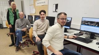 CFG-Rektorin Anja Kaiser (v. l.), Lehrkraft Christoph Hoffmann sowie Sebastian Golob und Peter Hartmann von der Stadtverwaltung freuen sich über die neuen PCs am Carl-Friederich-Gauß-Gymnasium.