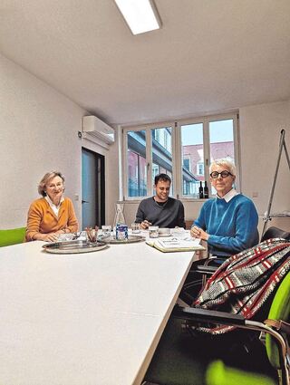 Die Vorsitzende des Zonta-Clubs Petra Presser (links) und Pressesprecherin Ursula Hornung-Morgenthaler (rechts) beim Hintergrundgespräch in dieser Redaktion Bild: Eppel