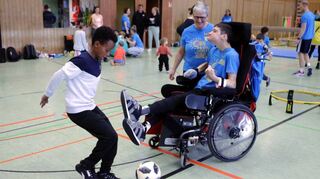Gmeiensam Sport zu treiben bereitet den Kinder – egal mit oder ohne Handicap – großen Spaß.