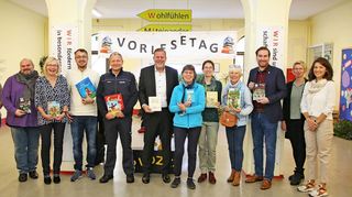 Rektorin Isabelle Kunter freut sich über die zahlreichen Vorleser, darunter OB Marcus Zeitler (Siebter v. r.) und der Landtagsabgeordnete Andreas Sturm (Dritter v.r.).
