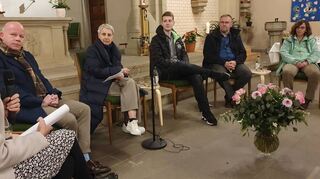 Schuldekanin Valeria Linder, Professor Dr. Oliver Wintzek, Moderatorin Doris Steinbeißer, der im Jugendbereich der Gemeinde engagierte Dominic Schiszl, Dekan Uwe Lüttinger und Pfarrgemeinderätin Christine Staib diskutieren in der Schutzengelkirche.