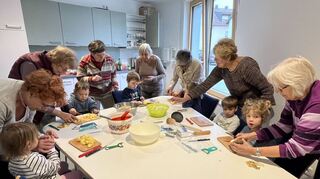 Gemeinsam mit den Kochomis bereiten die Kinder aus der Bienengruppe das Mittagessen vor: Diesmal steht eine wirklich leckere Kartoffelsuppe auf dem Plan.