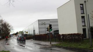 Vor dem J+G-Firmengebäude ist noch eine Straße, einige rechnen nicht damit, da sie wegen einer Kurve, Höhenunterschied und Hecken erst spät sichtbar wird.