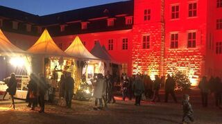 Die beleuchteten Stände und das illuminierte Schloss bilden ein schönes Ambiente.