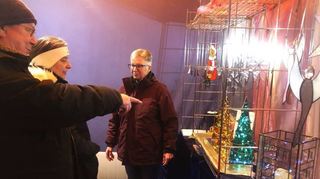 „Was soll das kosten?“ – Thomas und Christine Kreichgauer interessieren sich für die Tiffany-Glaskunst von Sonja Böllinger aus Rheinhausen.