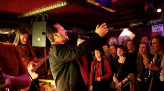 In einem kleinen Kellerclub in der Freiburger City spielte Gringo Mayer mit seiner Kegelband ein intimes Konzert.