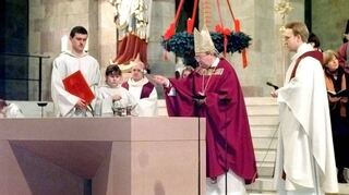 Der Kreuzaltar im Speyerer Dom wurde vor 25 Jahren von Weihbischof Otto Georgens geweiht – hier sieht man den feierlichen Akt.