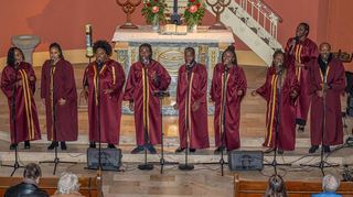 Der New Life Gospel Choir Düsseldorf eröffnet das Konzert stimmungsvoll mit dem Song „Seasons of Love“ von Rent.