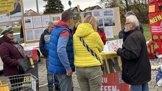 Mitglieder der BI gegen Tiefengeothermie Schwetzingen suchen vor dem Edeka-Markt Embach in Oftersheim das Gespräch mit Bürgern, um über ihre ablehnende Haltung zu informieren.