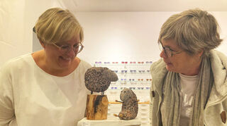 Für Jennifer Jensen (l.) von den „Brillenmachern“ und Künstlerin Cony Welcker ist die Kombination aus den Skulpturen und dem Verkaufsraum geradezu eine ideale Symbiose – auf dem Bild betrachten sie zwei der Schafe dieser Ausstellung.