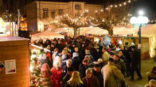 Stets einen gemütlichen, ansprechenden Eindruck vermittelt der Weihnachtsmarkt in der Ortsmitte, wie auf dem Archivbild von 2015 zu sehen.