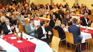 Das Schwetzinger Lutherhaus ist gut gefüllt. Darunter sind unter anderem viele Lokalpolitiker aus der Region.