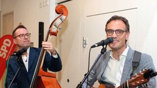Das Musiker-Duo „Lagerfeld“ – Stefan Lindenau und David Joepgen – umrahmt das Programm musikalisch.