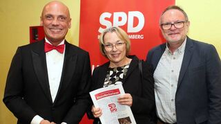 Landtagsabgeordneter Daniel Born (v. l.) freut sich mit Heike Dietrich-Kirrmann und Gunnar Kirrmann.
