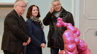 Dr. Dietmar Schuth (v. l.), Künstlerin Ulrike Buhl und Erik Schnatterer vom hiesigen Kunstverein vor einem der Exponate.