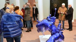 Dreidimensional, farbenfroh, glänzend und aus jedem Blickwinkel eine andere Optik gewährend: die Werke der Ausstellung „catch and release“.