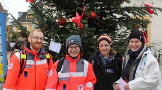 Mathias Arman (v. l.) und Hanna Hoffschulz helfen dabei, Weihnachtswünsche zu erfüllen. Nadine Bikowski und Antonia Wettstein freuen sich über die tolle Resonanz.
