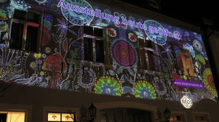 An diesem Abend gibt es Kunst, so weit das Auge reicht. Auch an einer Häuserfassade am Schlossplatz.