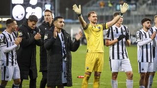 Das Team des SV Sandhausen feiert mit den Fans nach dem 2:0-Sieg gegen Duisburg.