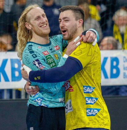 Auch Jannik Kohlbacher (rechts) feierte seinen Teamkollegen Mikael Appelgren für dessen Topleistung.