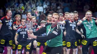 David Späth von den Rhein-Neckar Löwen hält den WM-Pokal nach dem Triumph mit der Junioren-Nationalmannschaft in seinen Händen.