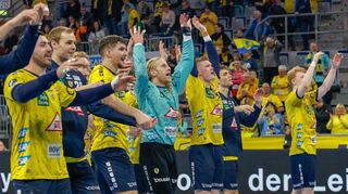 Mit ihren Fans feierten die Löwen am Sonntagnachmittag mit ihrem Rekordmann Mikael Appelgren (Mitte) den sechsten Sieg im siebten Heimspiel.