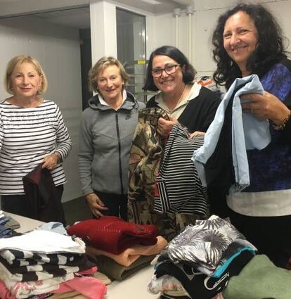 Erika Ott, Ursula Hornung-Morgenthaler, Veronika Siekmann und Gabriele Kim-mich bereiten den Basar vor.