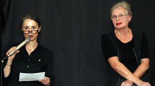 Pop und Poesie gegen den Novemberblues hatten Barbara Hennl-Goll (v.l.) und Martina Netzer mitgebracht.