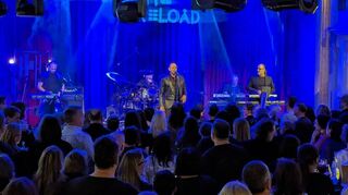 Sven Kuhl (Gitarre, Keyboard), Marco Müller (Schlagzeug), Herrmann Rang (Sänger), Axel „Aji“ Imhof (Keyboard, Klavier) und Markus Kosch (Bass-Keyboard, Synthesizer) auf der Bühne als „Depeche Reload“.
